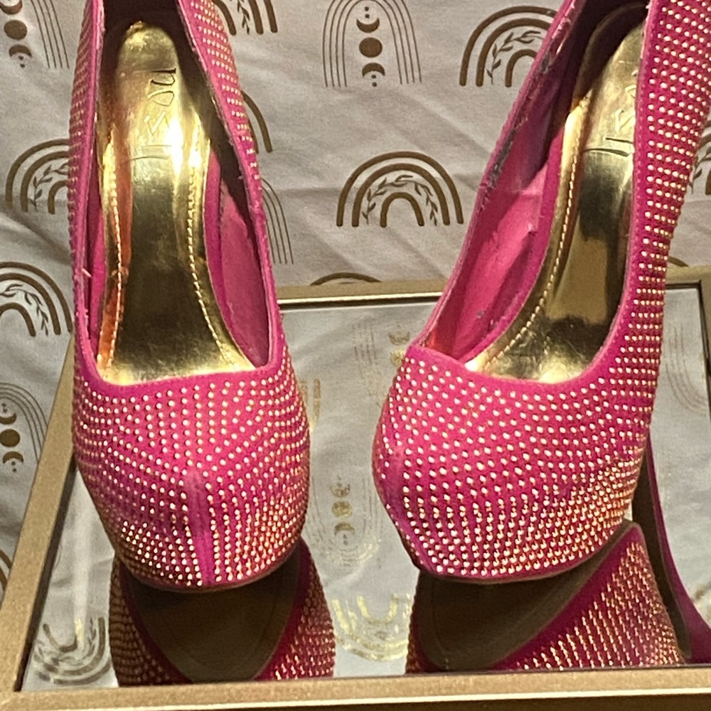 Elegant Pink Suede Heels with Stiletto Design - Picture 2 of 7